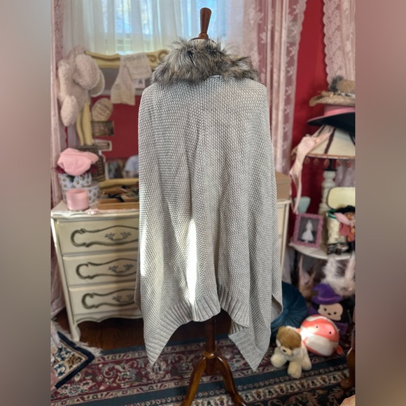 Y2K vintage knit cape with faux? fur collar - Picture 3 of 4